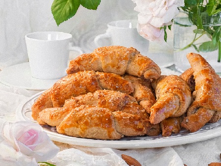 Сладки домашни кифлички с фъстъчено масло и плънка от фъстъци (със суха мая) - снимка на рецептата